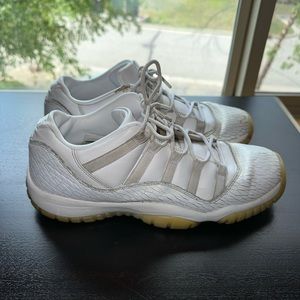 Mens Jordan’s 11 retro low premium frost white size 9.5 y